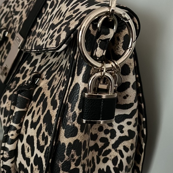 🖤CLEARANCE!!! Guess leopard shoulder bag🖤 - Picture 9 of 10